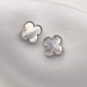 Kolczyki srebrne koniczyna z biała masą perłową