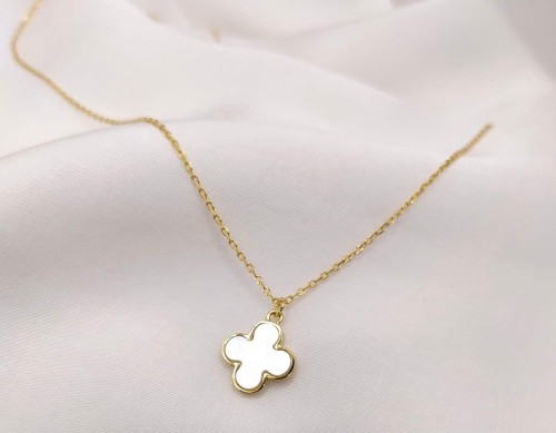 Łańcuszek srebrny pozłacany z  wisząca koniczyną marokańską i masą perłową 