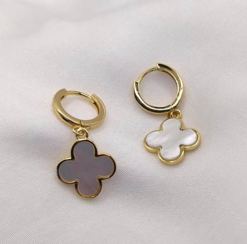 Kolczyki srebrne pozłacane  koła z wiszącą koniczyną z masy perłowej