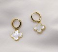 Kolczyki srebrne pozłacane  koła z wiszącą koniczyną z masy perłowej