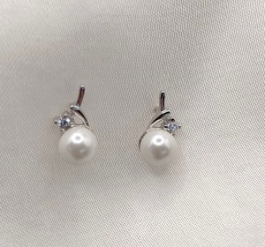 kolczyki srebrne perełki z cyrkonią i listkiem