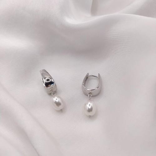 Koczyki srebrne półokrągłe z wiszącą  owalną perłą