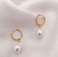 Kolczyki srebrne pozłacane  koła ze strukturą i wiszącą perłą 
