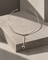 Lekki naszyjnik typu obroża z wiszącą kulką – srebrny
